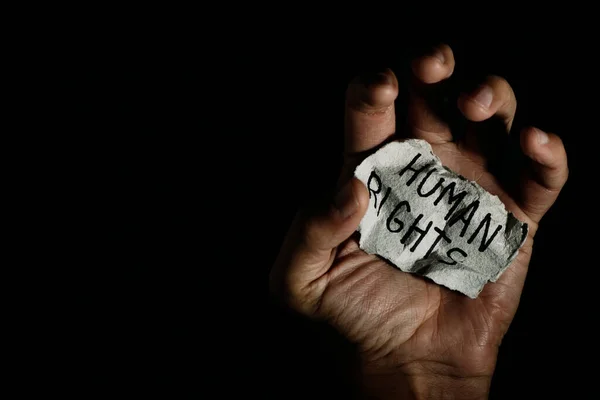 Een Man Heeft Een Stuk Papier Zijn Hand Met Tekst — Stockfoto