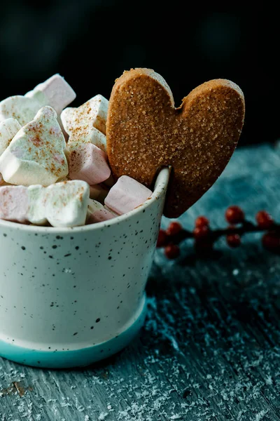 Großaufnahme Eines Herzförmigen Lebkuchens Einer Tasse Kaffee Garniert Mit Marshmallows — Stockfoto