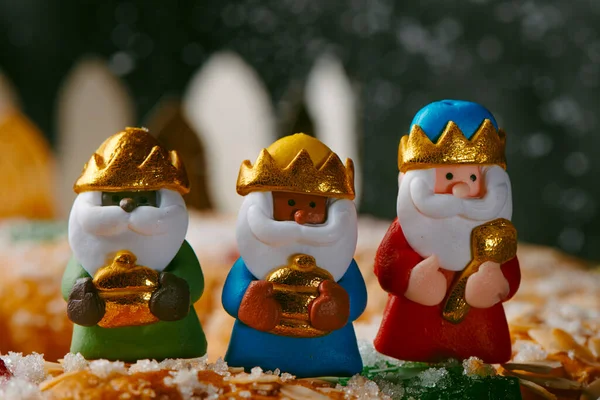 Melchior, Caspar ve Balthazar, Roscon de Reyes 'in üstünde, İspanyol kralların geleneksel olarak yediği üç pasta.