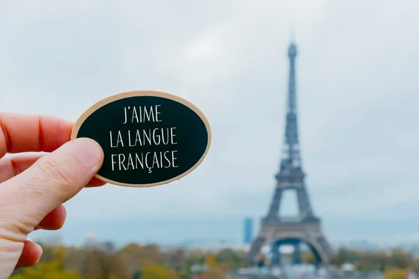 Close Jovem Segurando Uma Placa Preta Com Texto Amo Idioma — Fotografia de Stock