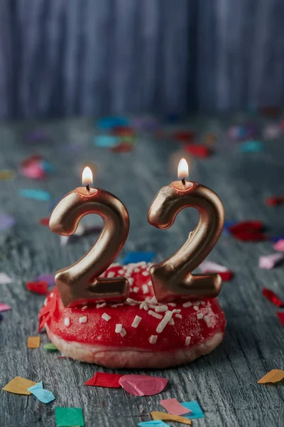 케이크를 번호를 형성하는 촛불을 클로즈업 테이블에 Confetti — 스톡 사진