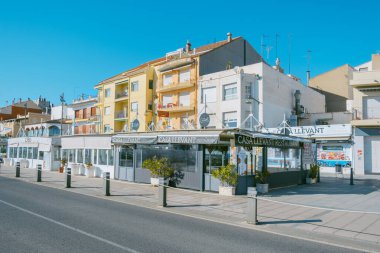 Cambrils, İspanya - 19 Kasım 2021: İspanya 'nın ünlü Costa Daurada kıyısındaki Cambrils sahil şeridinin birçok restoranıyla iç kesiminin görüntüsü
