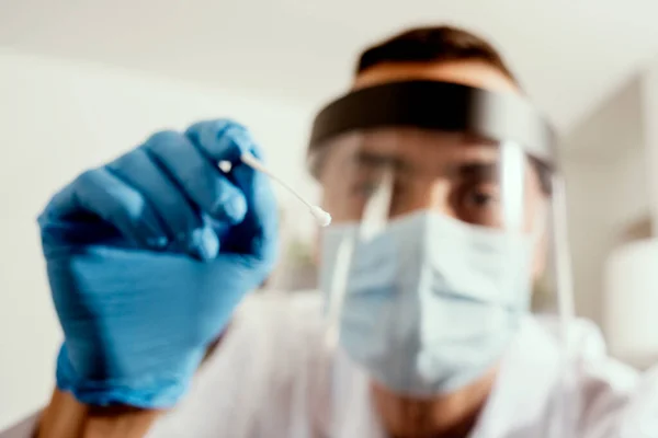 Close Van Een Mannelijke Zorgverlener Met Een Witte Jas Chirurgisch — Stockfoto