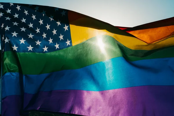 Regnbåge Usa Flagga Vinkar Himlen Rörd Vinden Med Solen Bakgrunden — Stockfoto