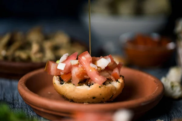 Close Aperitivo Feito Com Pão Coberto Com Tomate Picado Cru — Fotografia de Stock