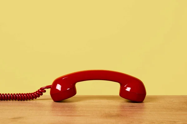 Крупным Планом Телефона Красного Стационарного Телефона Снятого Крючка Деревянном Столе — стоковое фото