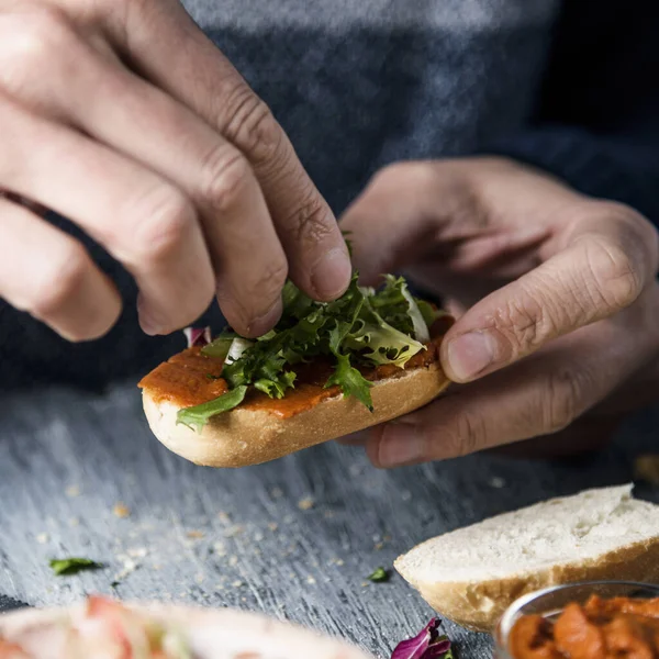 Joven Caucásico Remata Con Lechuga Picada Aperitivo Vegano Hecho Con —  Fotos de Stock