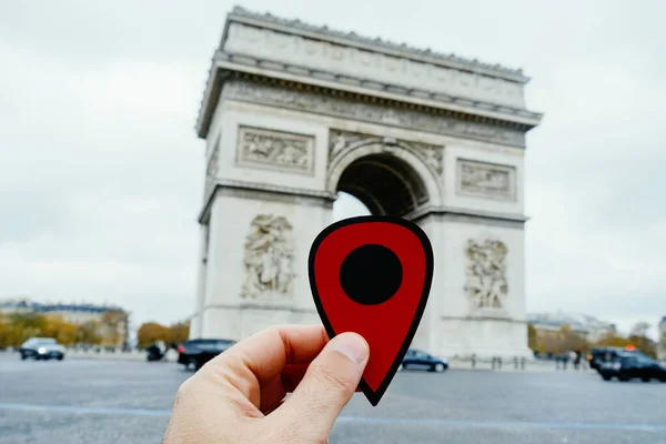 フランスのパリで凱旋門を指す赤いマーカーを持っている若い白人男性の手の閉鎖 — ストック写真