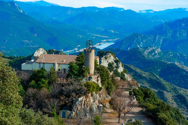 スペインのカタルーニャ州ベルガにある ケヤルト山の頂上にあるラ ベールズ貯水池を背景にしたメア ケヤルト神社の鳥目図 — ストック写真