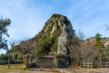 Serra de Queralt dağının tepesindeki Berga, Katalonya 'daki Cova de la Trovalla Tapınağı' na giden yolun manzarası.