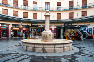 Valencia, İspanya - 19 Ocak 2022: Valencia, İspanya 'daki eski Valensiya kasabasındaki Placa Redona Meydanı, Yuvarlak Meydanı manzarası