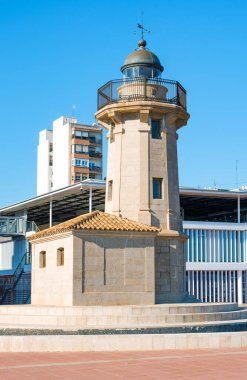 İspanya 'nın Castello de la Plana limanındaki eski deniz fenerinin manzarası, El Grau' da yer alır.