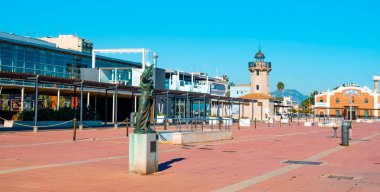 Castello, İspanya - 17 Ocak 2022: İspanya 'nın El Grau kentinde bulunan Castello de la Plana limanındaki Moll de Costa rıhtımındaki deniz manzarası