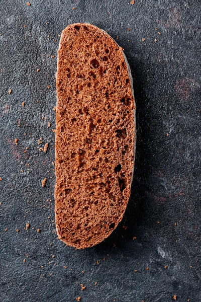 Hoge Hoek Uitzicht Van Een Sneetje Roggebrood Een Zwarte Stenen — Stockfoto