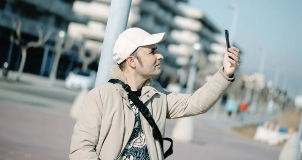 Mężczyzna Średnim Wieku Ubrany Kolorowe Nowoczesne Luźne Ubrania Wykonuje Wideo — Zdjęcie stockowe