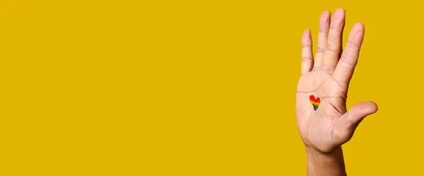 Рука Людини Веселкою Формі Серця Намальованою Долоні Жовтому Тлі Деяким — стокове фото