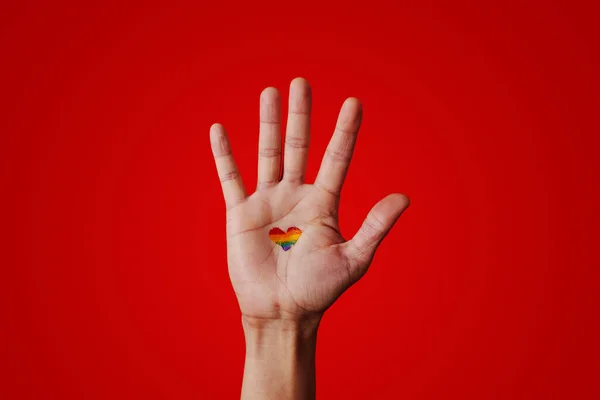 Mano Levantada Hombre Con Una Bandera Arco Iris Forma Corazón — Foto de Stock