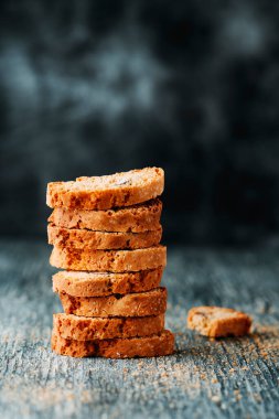 İtalyan biscotti 'sine benzeyen tipik katalonya, İspanya usulü badem bisküvileri gri bir kırsal masada.
