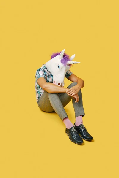 Hombre Triste Con Una Máscara Unicornio Par Pantalones Grises Una —  Fotos de Stock