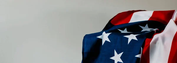 Amerikai Egyesült Államok Zászlaja Amely Egy Drámai Megvilágítású Felületen Fekszik — Stock Fotó