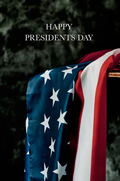 快乐的美国总统日 美国国旗 的文字躺在一张乡村桌子上 背景黑黑的 — 图库照片