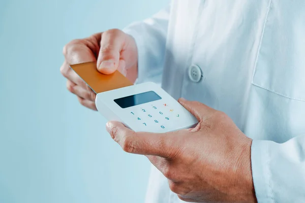 Primo Piano Medico Caucasico Con Indosso Cappotto Bianco Che Inserisce — Foto Stock