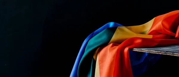 Uma Bandeira Arco Íris Colorido Que Coloca Uma Superfície Madeira — Fotografia de Stock