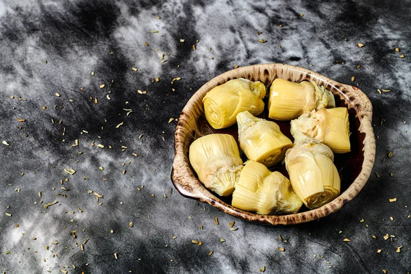 Een Rustieke Aardewerk Bord Met Een Aantal Gebeitst Artisjok Harten — Stockfoto