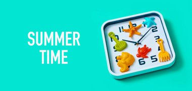 ... deniz yıldızı ve oyuncak kürek ve raket gibi farklı plaj oyuncakları içeren bir saat, mavi bir arka planda, web pankartı veya başlık olarak kullanılacak panoramik bir formatta.