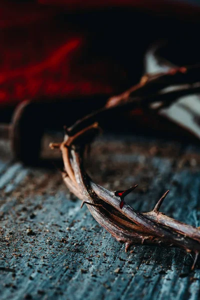 とげの冠の閉鎖 いくつかの新鮮な血の汚れと 錆びた爪 イエス キリストの十字架の描写 素朴な木製の表面に — ストック写真