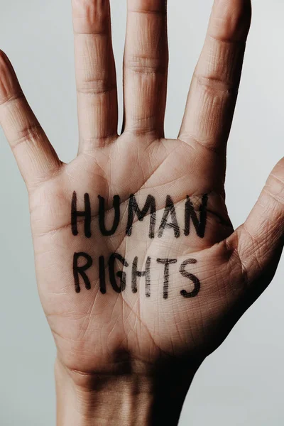 Zbliżenie Ręki Człowieka Tekstem Prawa Człowieka Zapisane Dłoni Białym Tle — Zdjęcie stockowe