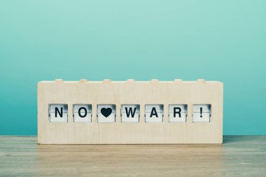 Yazılı metinde, ahşap bir bölme tahtasının üzerinde mavi bir arka plana karşı savaş yok.