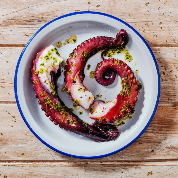 Blick Auf Einige Gekochte Tintenfischstücke Mit Knoblauch Und Petersilie Serviert — Stockfoto