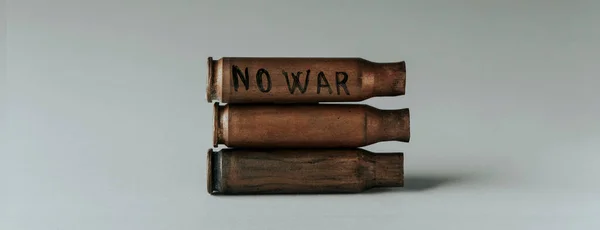 Tekst Nie Wojna Napisana Zużytej Powłoce Pocisku Szczycie Stosu Pocisków — Zdjęcie stockowe