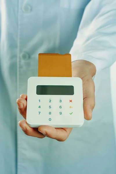 Egy Fehér Kabátos Orvos Kezében Egy Aranykártyával Ellátott Fizetési Terminált — Stock Fotó