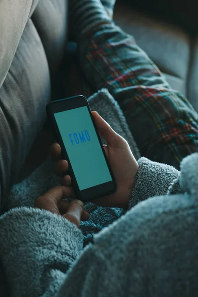 Fechar Jovem Pijama Roupão Casa Deitado Sofá Usando Seu Smartphone — Fotografia de Stock