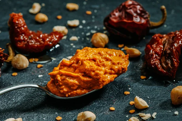 Close Uma Colher Com Pouco Molho Romesco Típico Catalunha Espanha — Fotografia de Stock