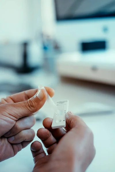 Nahaufnahme Eines Jungen Mannes Der Büro Seine Eigene Probe Aus — Stockfoto