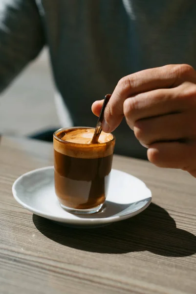 Närbild Ung Man Som Rör Sin Machiatto Serveras Ett Glas — Stockfoto