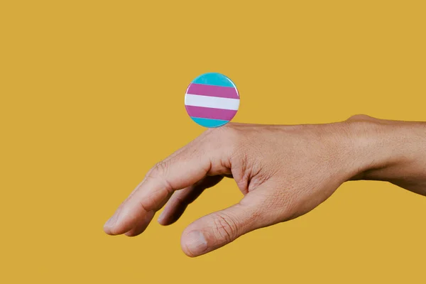 Botão Alfinete Modelado Com Bandeira Orgulho Transgênero Mão Jovem Frente — Fotografia de Stock