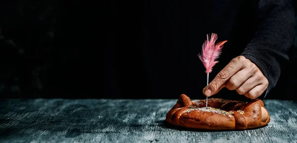 Розкладка Чоловіка Прикрашеного Рожевим Пір Мона Паскуа Традиційний Іспанський Пиріг — стокове фото