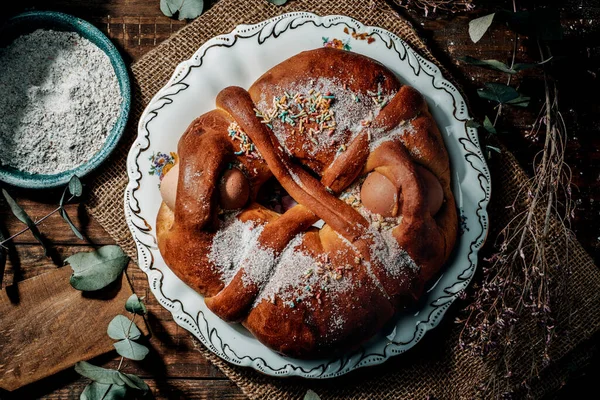 Vista Alto Ângulo Uma Tradicional Mona Pascua Bolo Comido Espanha — Fotografia de Stock