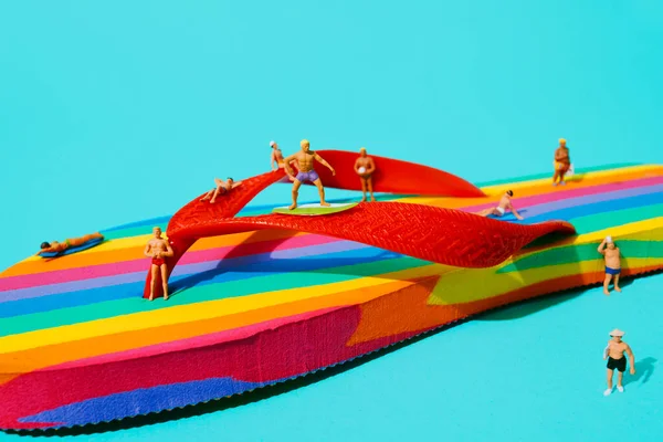 Alguns Homens Miniatura Usando Maiô Flip Flop Arco Íris Modelado — Fotografia de Stock