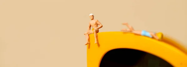 Hombre Miniatura Una Mujer Miniatura Con Traje Baño Relajándose Parte — Foto de Stock