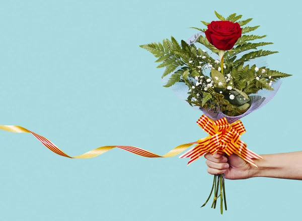 Homme Avec Une Rose Rouge Disposée Dans Bouquet Attaché Avec — Photo