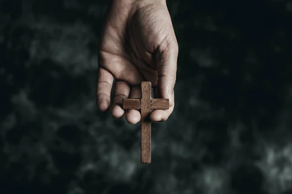 Homem Está Segurando Uma Cruz Madeira Sua Mão Fundo Preto — Fotografia de Stock