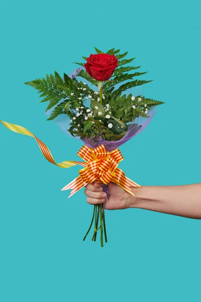 Uomo Tiene Bouquet Con Una Rosa Rossa Legata Con Nastro — Foto Stock