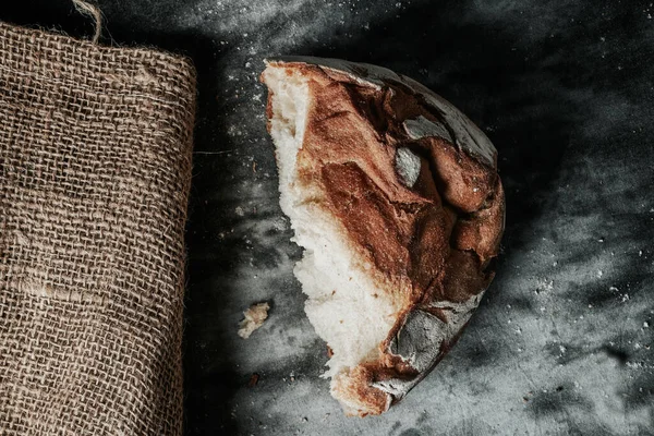 Yarım Yuvarlak Kamut Ekmeğinin Yüksek Açılı Görüntüsü Benekli Gri Kumaş — Stok fotoğraf