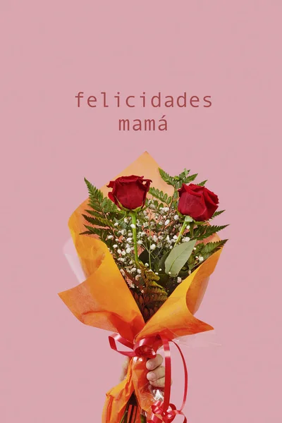 Close Homem Com Buquê Flores Mão Texto Parabéns Mãe Escrito — Fotografia de Stock