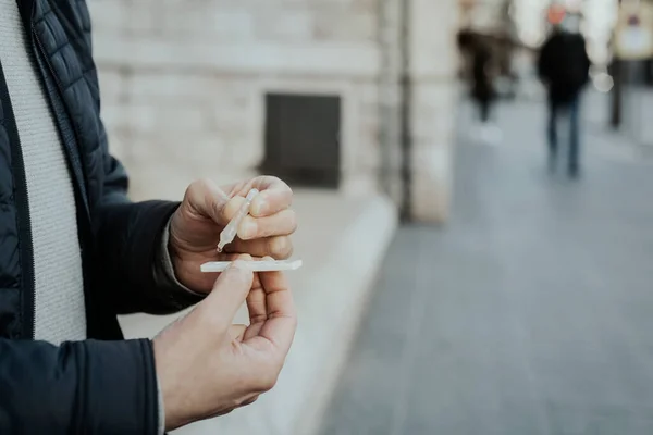 Närbild Man Stående Gatan Placera Sitt Eget Prov Från Pipett — Stockfoto